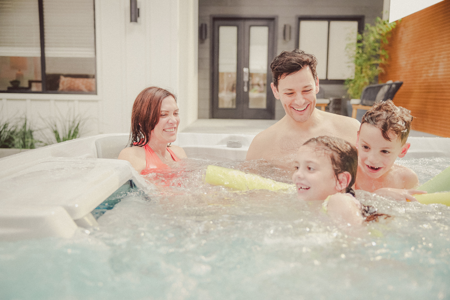 Best 6 Man Hot Tub: Reviews, Sizes & Prices